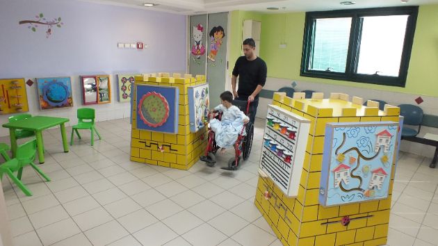 משחקייה חדשה עם מתקני משחק ולוחות הפעלה לפעוטות הוקמה במחלקת ילדים