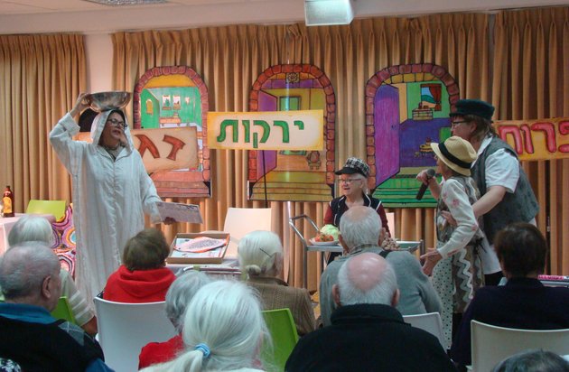 במסגרת מיזם משותף עם ארכיון העיר הפכו זיכרונות הדיירים להצגות