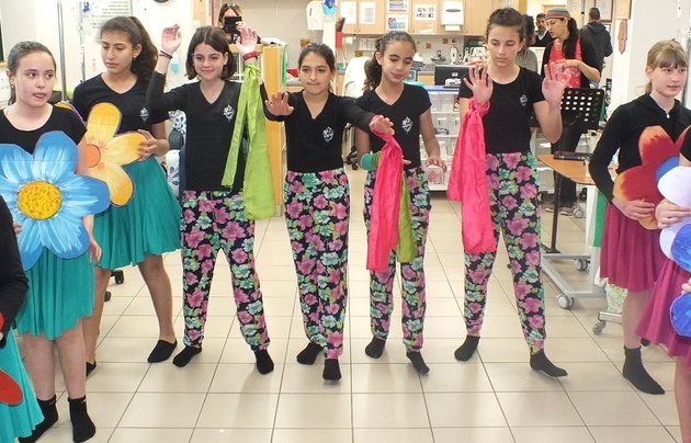 תלמידי בית החינוך דגניה הגיעו לשמח את המטופלים במכון האונקולוגי במרכז הרפואי פדה-פוריה
