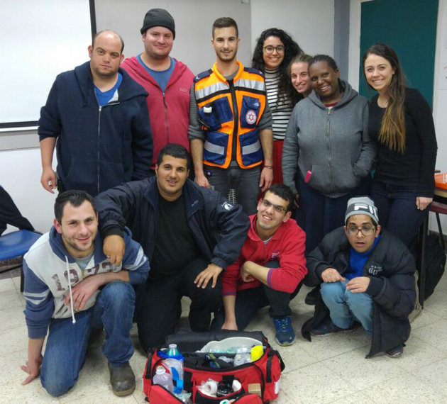 מתנדב מד"א העביר סדנא לחניכים בעלי צרכים מיוחדים