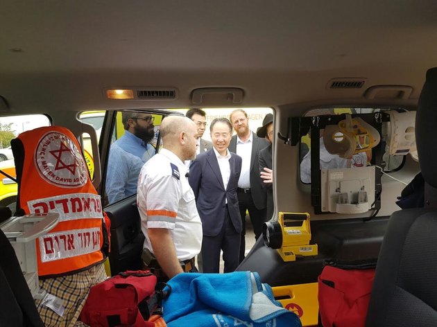 שגריר יפן בישראל בסיור בכפר חב"ד: "מרשים לראות את פעילות המתנדבים של מד"א"