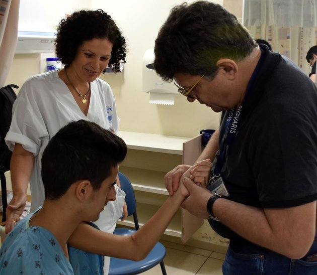 הרופאים הצילו ידו של נער בן 15