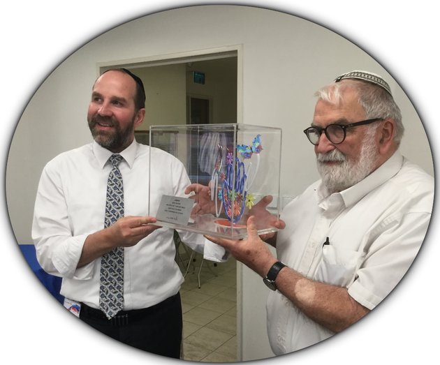 בחדר המנהלים: אומרים תודה לסבא מיכאל, למנהל בית יד שרה בבאר שבע