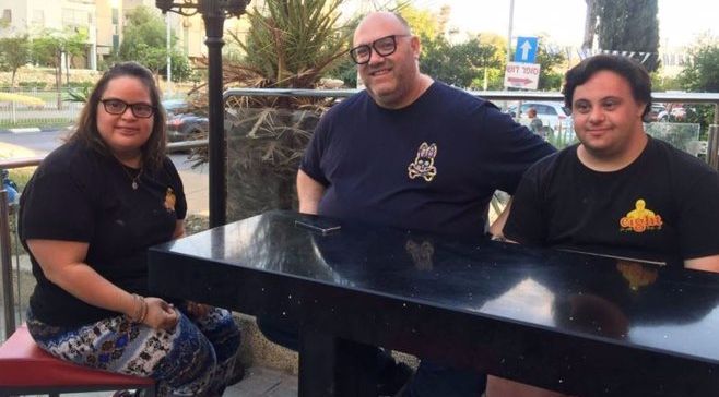 מושיק רוט מבשל למען העסקת צעירים עם מוגבלויות