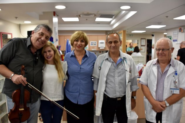 הכנר הבינלאומי מירל רזניק בהופעה במכון האונקולוגי