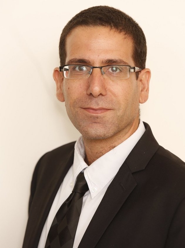 סביון: המנקה ניקתה לטענתה את הווילה, הספריה נפלה עליה והפכה אותה לנכה. בעלת הדירה מכחישה את האירוע