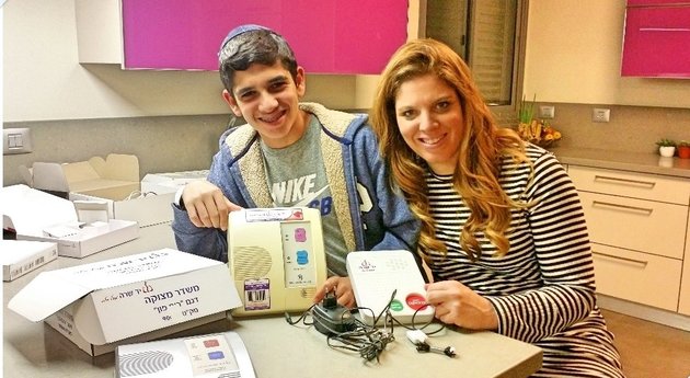 הביקוש להצטרפות למוקד המצוקה ביד שרה גובה – שניר (14) נותן יד לצוות