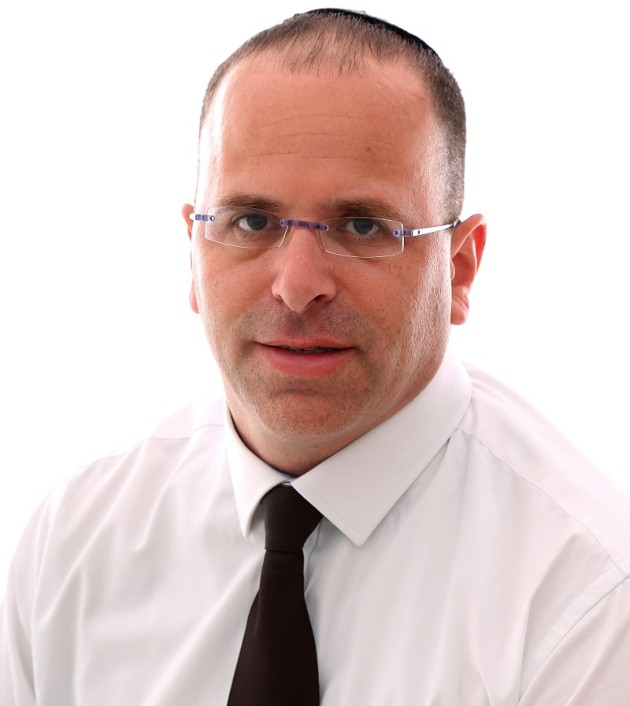 פתח תקוה: 80 אלף שקלים פיצויים לנהג שפתח את מכסה המנוע, ואש שקפצה מהמכונית חרכה את פניו וידיו