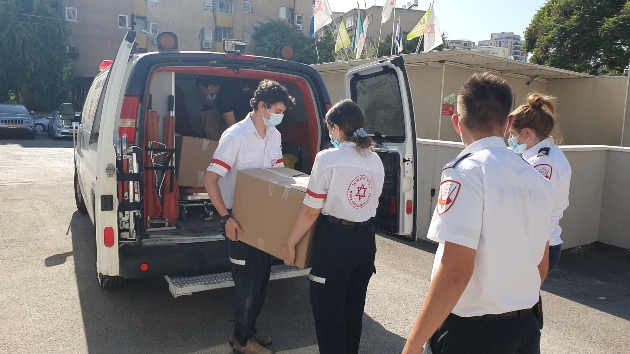 דוגם מד"א בא לקחת דגימה לקורונה מקשיש בודד בביתו והפתיע אותו עם ארגזי מזון