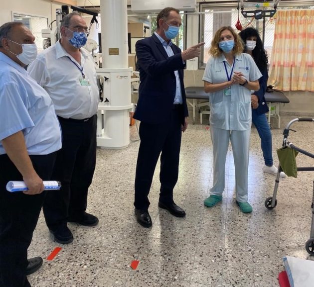 יוחנן לוקר, יו"ר דירקטוריון הכללית, ביקר במרכז הרפואי לשיקום לוינשטיין מקבוצת כללית