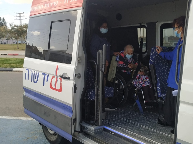 חליבה חג'בי, בת 101, התחסנה לקורונה בבאר שבע ♦ "מרגישה מצוין ומחכה לעבור את החיסון השני"