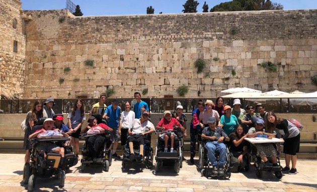 ביקור מרגש בכותל של אנשים עם מוגבלות ממערך הדיור של אלווין ישראל בירושלים