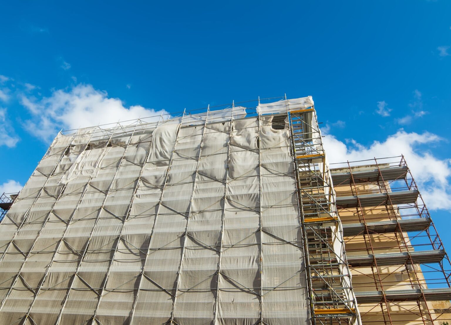 תמ"א תקועה בלב יפו: פרויקט חיזוק ושימור צבר חוב של 34 מיליון שקל – והבנייה נעצרה באמצע הדרך